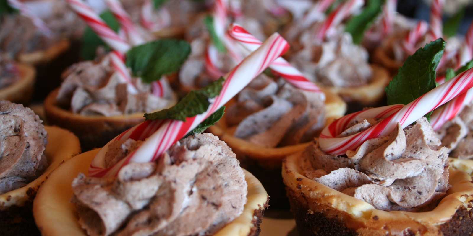 Mini cheesecakes with chocolate and peppermint sticks