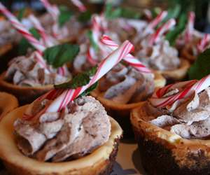 Mini cheesecakes with chocolate and peppermint sticks