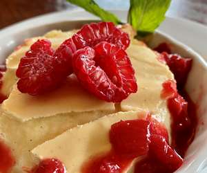 Butter cake with raspberry sauce.