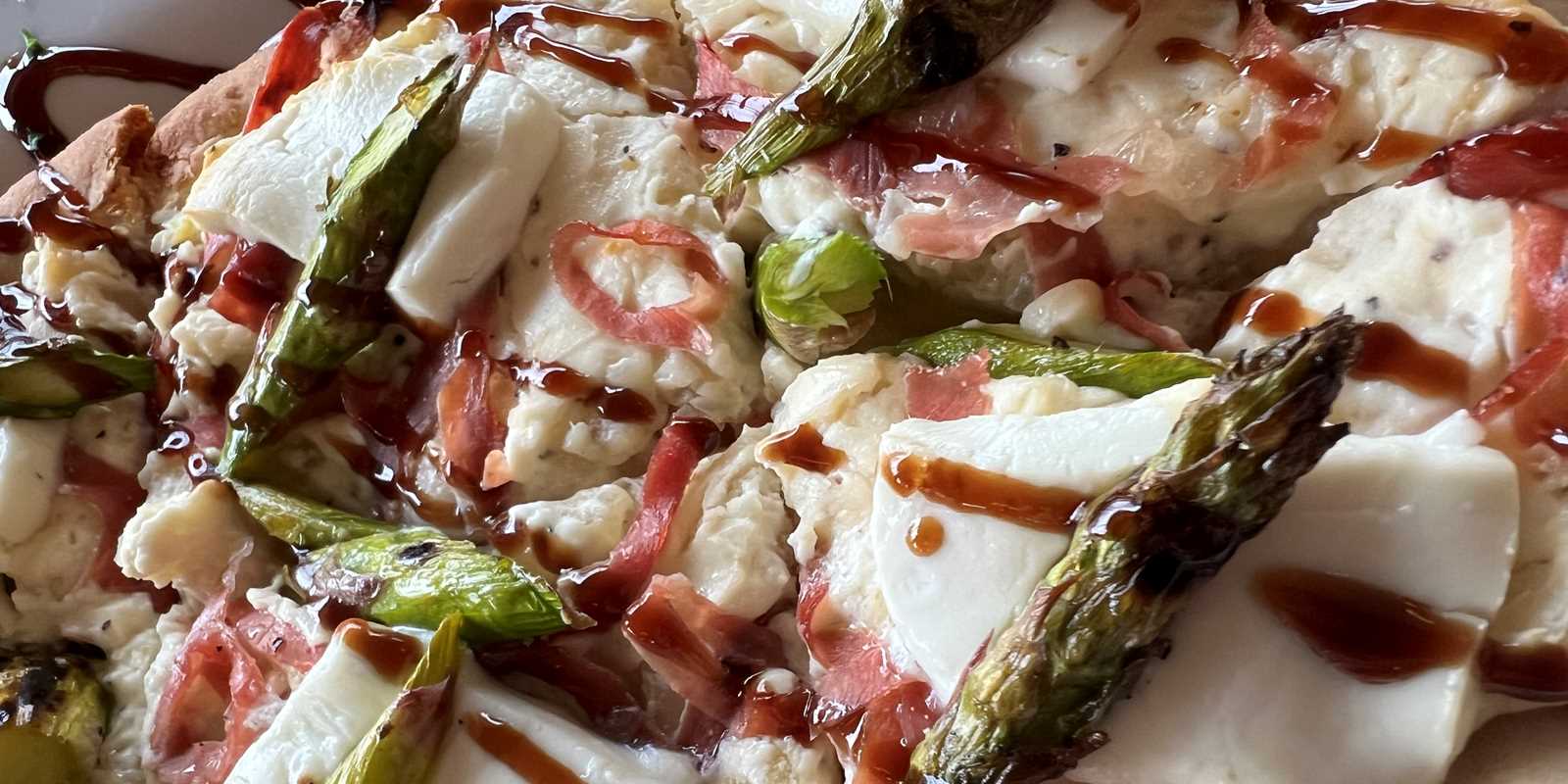 Prosciutto and goat cheese pizza with asparagus 
