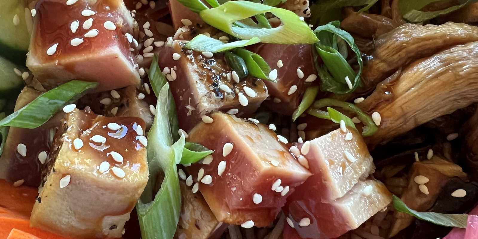 Tuna poké bowl 