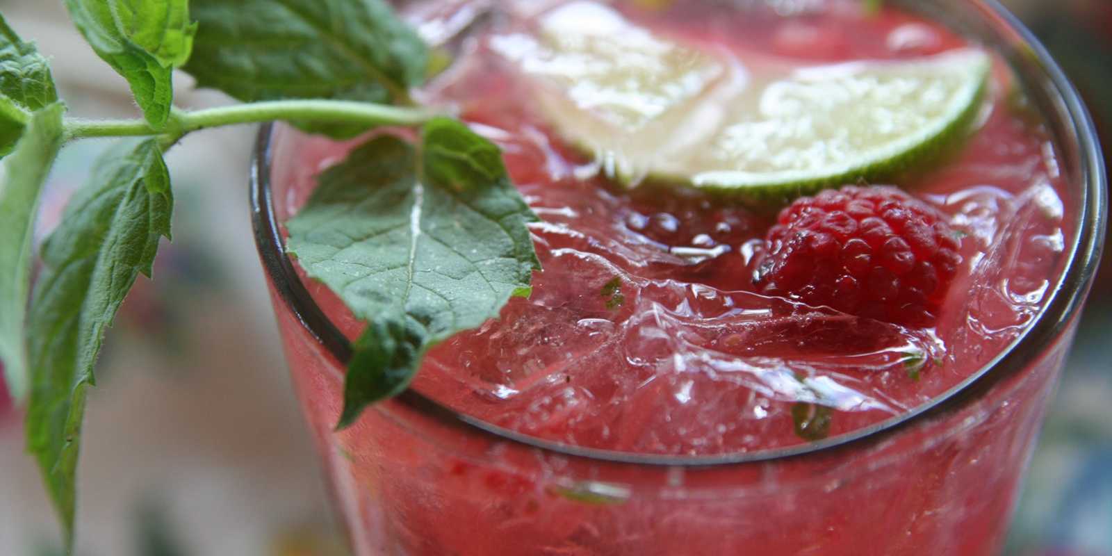 A raspberry mojito